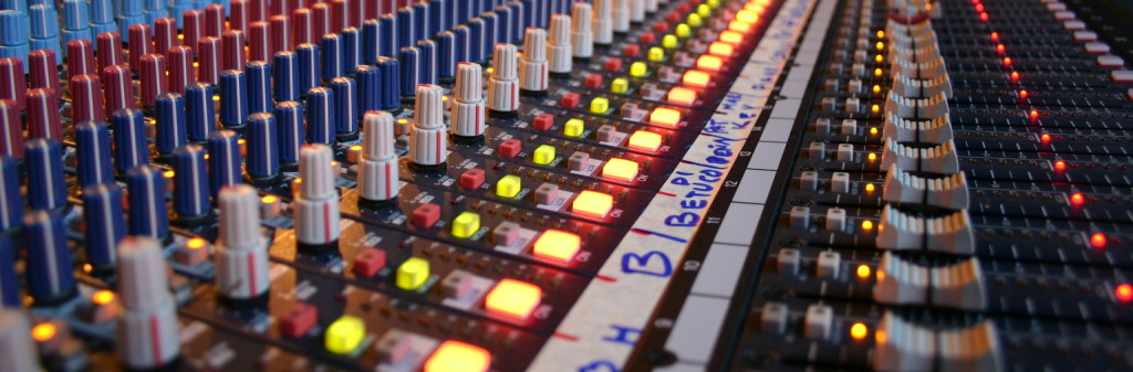 yamaha-monitor-mixing-board-1565116